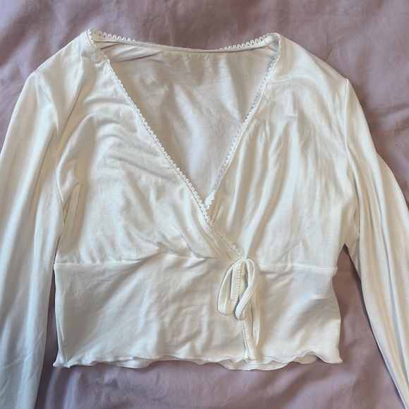 Deep V-neck Knot Front Flounce Sleeve Crop Top - Picture 2 of 2